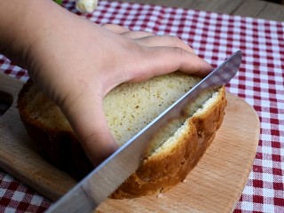 牛油果西多士,再用刀将面包边切去