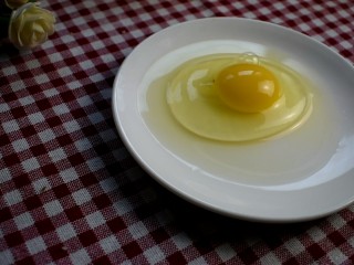 牛油果西多士,盘中打入一个鸡蛋，打散