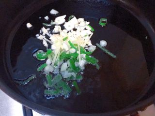 实用快手系列@@甘蓝菜尖椒炒肉丝,锅里下油，油热煸炒葱蒜出香味。