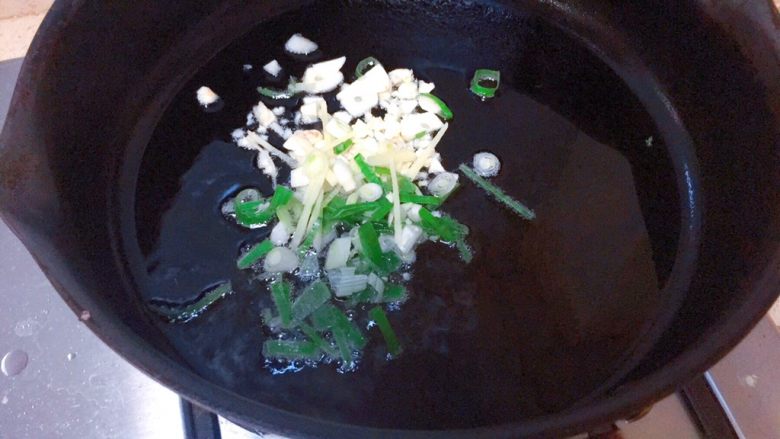 实用快手系列@@甘蓝菜尖椒炒肉丝,锅里下油，油热煸炒葱蒜出香味。