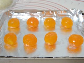 蛋黄酥,空挡时间，处理蛋黄。烤盘垫锡纸，放上蛋黄，表面刷一层白酒，烤箱预热150°，烤5分钟