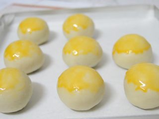 蛋黄酥,表面刷一层蛋黄液