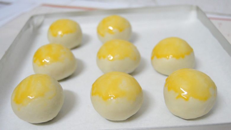 蛋黄酥,表面刷一层蛋黄液