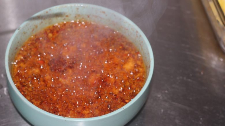 红油笋尖 最爱这种辣,加热好的油直接往准备好的调料碗里一倒！兹啦啦～满屋飘香！