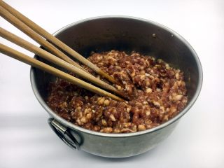 #懒人料理# 青萝卜丸子汤,用多只筷子朝一个方向搅均。这样搅的速度快。