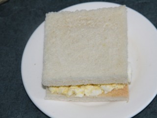 鸡蛋沙拉三明治,