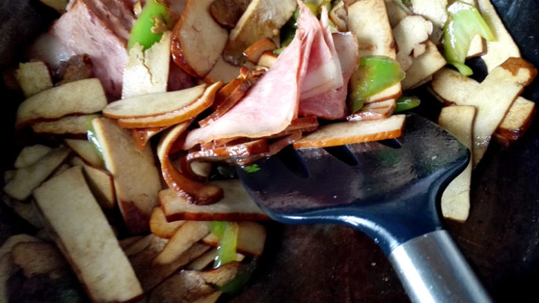 懒人料理+培根豆腐干尖椒,最后倒入培根，翻炒至变色即可，
