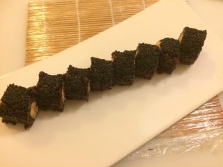 🍣寿司黑米卷🍣,上面撒上点芝麻改刀摆盘