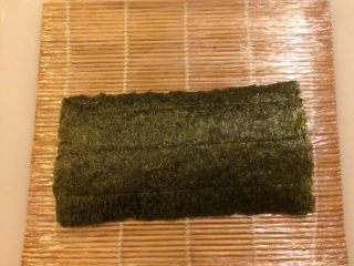 🍣寿司黑米卷🍣,取半张紫菜