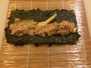 🍣寿司黑米卷🍣,加金枪鱼罐头（金枪鱼和沙拉酱一起拌匀）