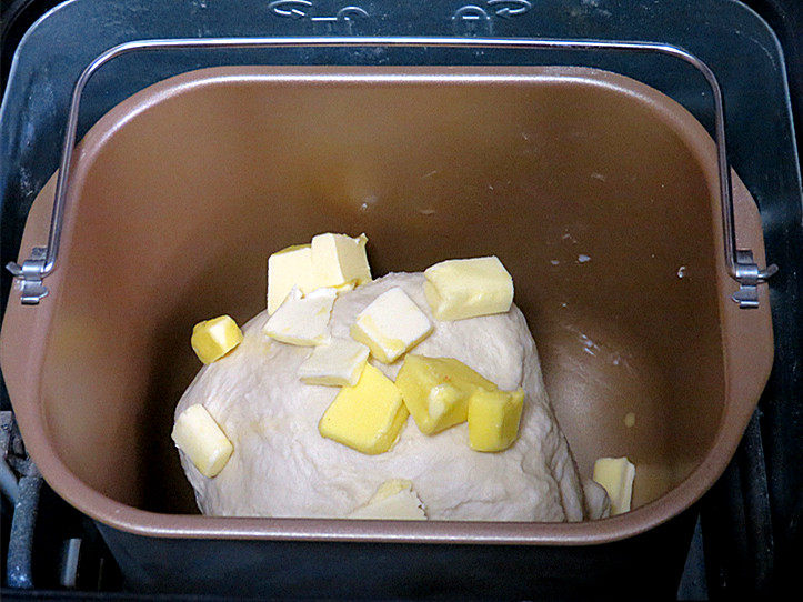 柔软香甜滴【优格奶油小面包】,选择和面程序20分钟，揉成光滑的面团。加入黄油