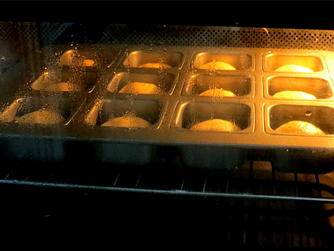 柔软香甜滴【优格奶油小面包】,放烤箱里，温度38度发酵至两倍大