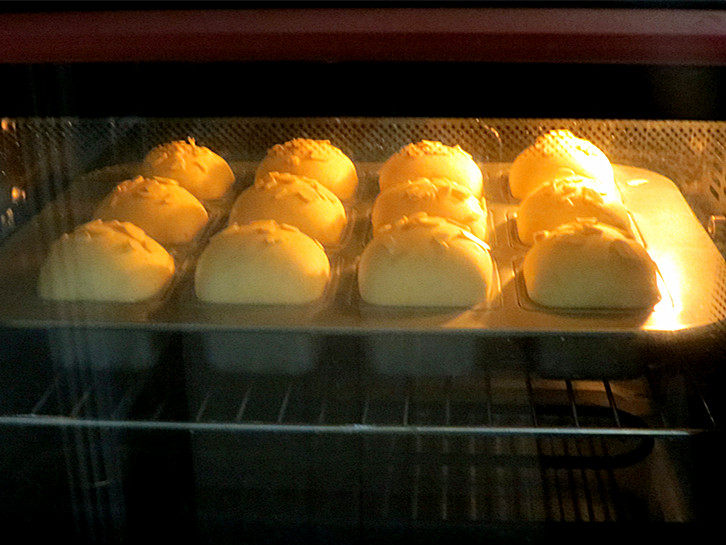 柔软香甜滴【优格奶油小面包】,放进预热好的烤箱，中下层。上管160度下管180度烘烤30分钟左右