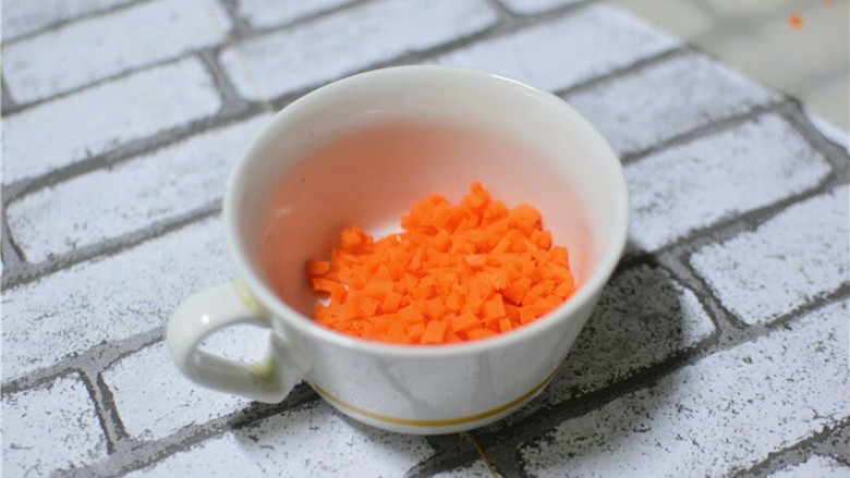 胡萝卜小米粥,装碗备用