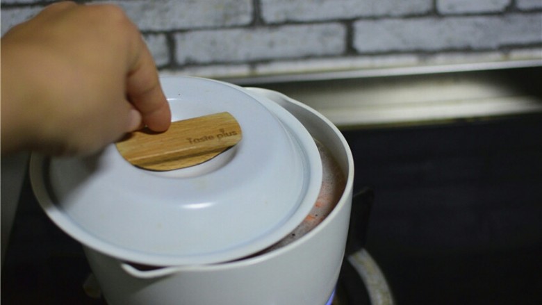 胡萝卜小米粥,大火烧开转小火，锅盖留缝隙，再煮20分钟