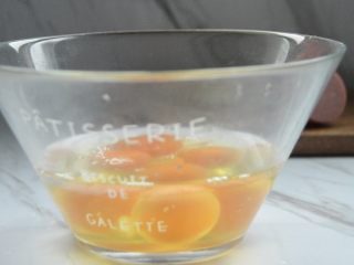 芝士厚蛋卷,鸡蛋打入碗里，加入2汤匙清水