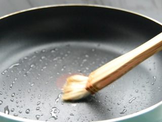 芝士厚蛋卷,热锅，用木刷刷一层油