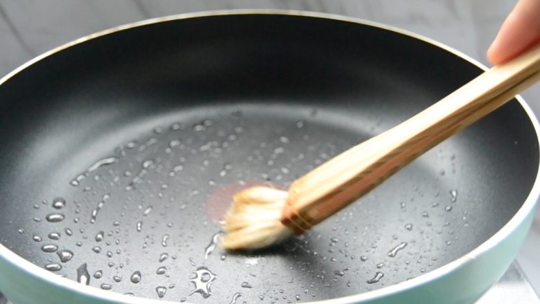 芝士厚蛋卷,热锅，用木刷刷一层油