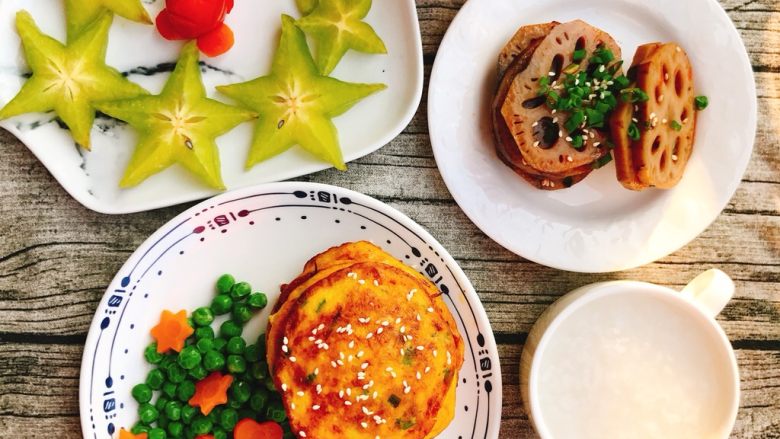 南瓜🎃鸡蛋饼,装盘，配上一些蔬菜和粥！美美的一早餐！