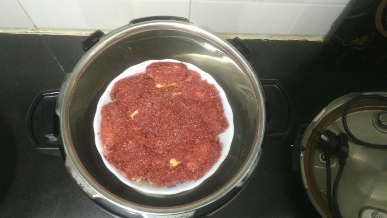 粉蒸肉配土豆,高压锅隔水蒸30分钟