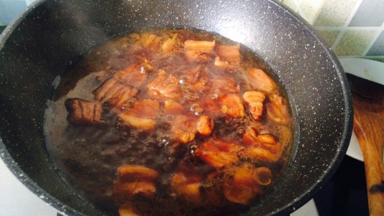 态度端正的做一次红烧肉,大概20分钟后，开锅翻炒一下，加一点醋。