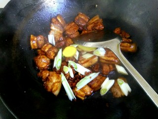 土豆豆角粉条炖五花肉,把葱姜花椒八角放入五花肉中翻炒