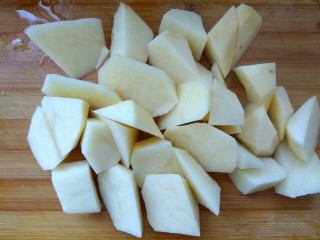 土豆豆角粉条炖五花肉,煮豆角时把土豆去皮切滚刀块，过清水，洗去淀粉