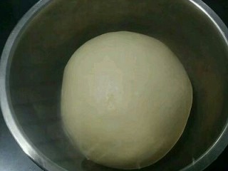 牛角面包,取出置于碗中室温发酵到两倍大小