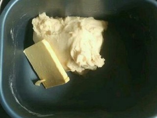 淡奶油餐包,加入黄油继续搅拌20分钟