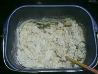 淡奶油餐包,先用筷子拌一下，启动面包机搅拌20分钟