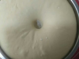 淡奶油餐包,第二天早上取出，手指沾点面粉插个小洞，不塌陷不回缩即一发完成