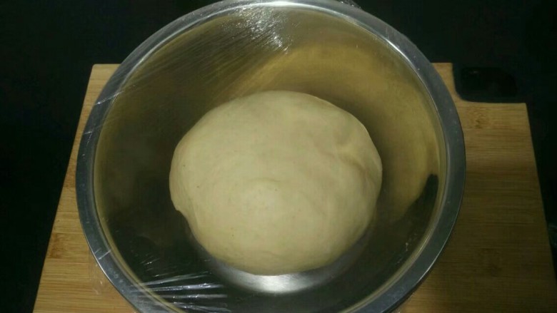 淡奶油餐包,取出面团置碗中盖保鲜膜冷藏发酵一夜，也可室温发酵到两倍大