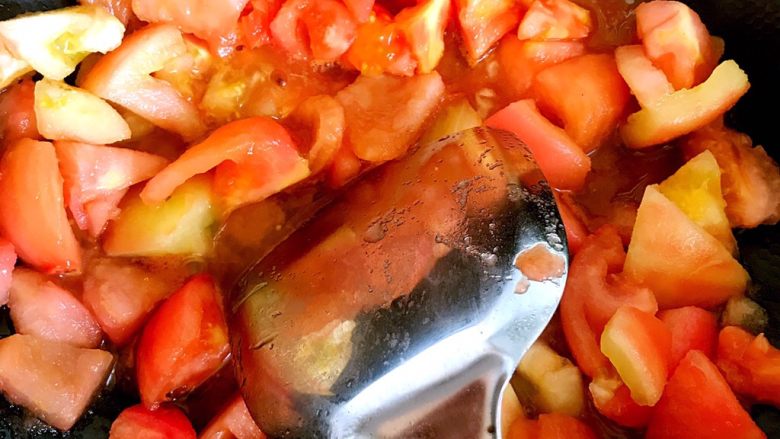 西红柿牛腩汤,另起锅炒出红油后添小半碗水烧开
