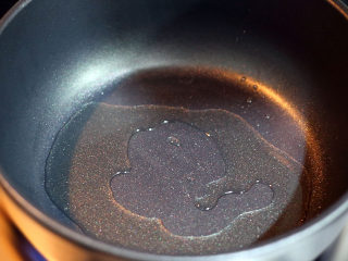 甜蜜滋味骨,猛火热锅，取1汤匙橄榄油倒入锅内