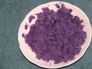 紫薯红豆糕,用勺子压碎