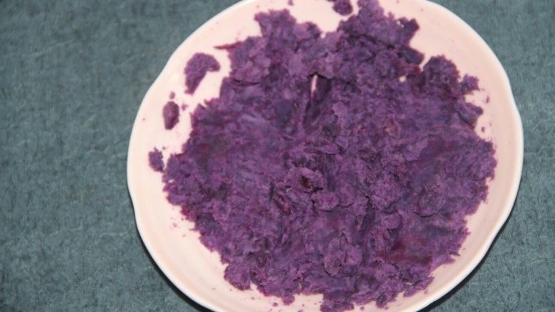 紫薯红豆糕,用勺子压碎