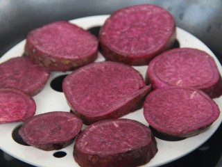 紫薯红豆糕,上锅蒸，大约15分钟小火蒸熟