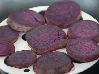 紫薯红豆糕,如图状态就是蒸熟了