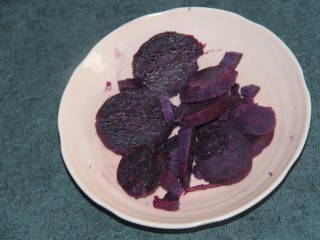紫薯红豆糕,放入盘中把皮去掉