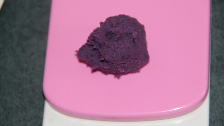 紫薯红豆糕,紫薯称30g一个球