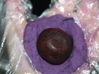 紫薯红豆糕,像包月饼那样，把红豆蓉包在里面