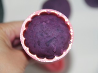 紫薯红豆糕,把紫薯团放进去
