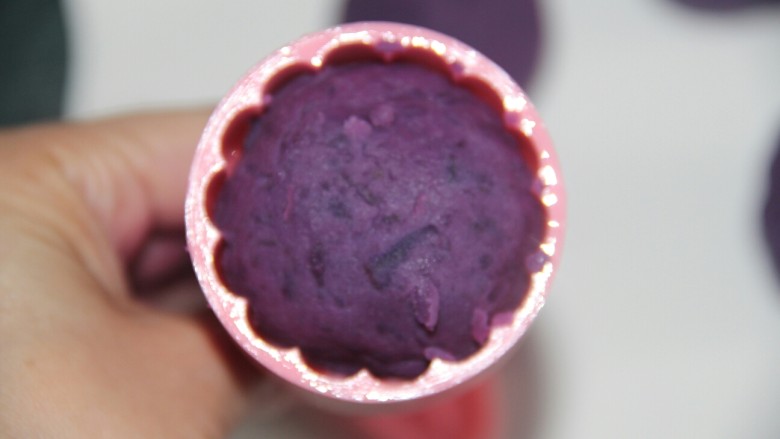 紫薯红豆糕,把紫薯团放进去