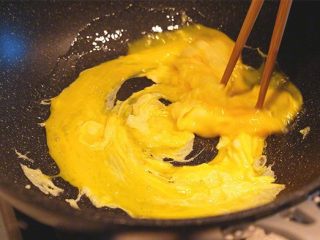 番茄鸡蛋打卤面,热锅倒油，鸡蛋打碎搅均加点水。炒的时候记得用筷子打圈搅拌，鸡蛋熟了关火盛出来待用。
