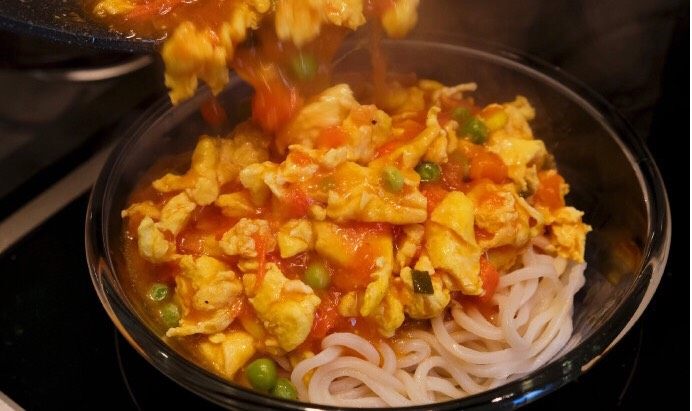 番茄鸡蛋打卤面,面条出锅浇上卤汁就完成了。