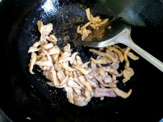 白菜粉条炒肉丝,锅中放入适量植物油，放入肉丝炒至变色