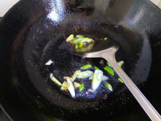白菜粉条炒肉丝,锅中放入适量植物油，爆香葱姜花椒