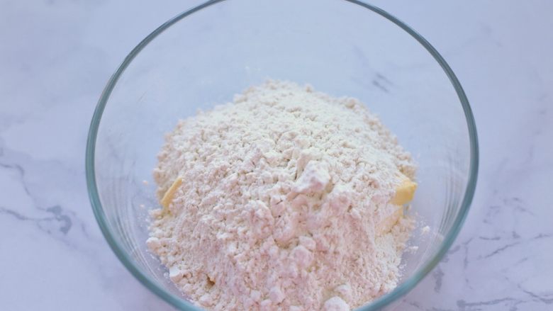 奶油红豆派,加入过筛低粉、细砂糖和盐