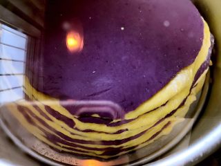 紫薯南瓜发糕,二次发热发酵后放入蒸锅大火蒸30分钟