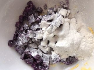 紫薯南瓜发糕,紫薯我直接跟面加酵母直接活成面团了，软硬刚刚好